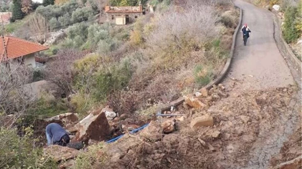 Συναγερμός στην Ηλεία λόγω κατολίσθησης- Εκκενώθηκαν σπίτια στην Ανδρίτσαινα (εικόνες)